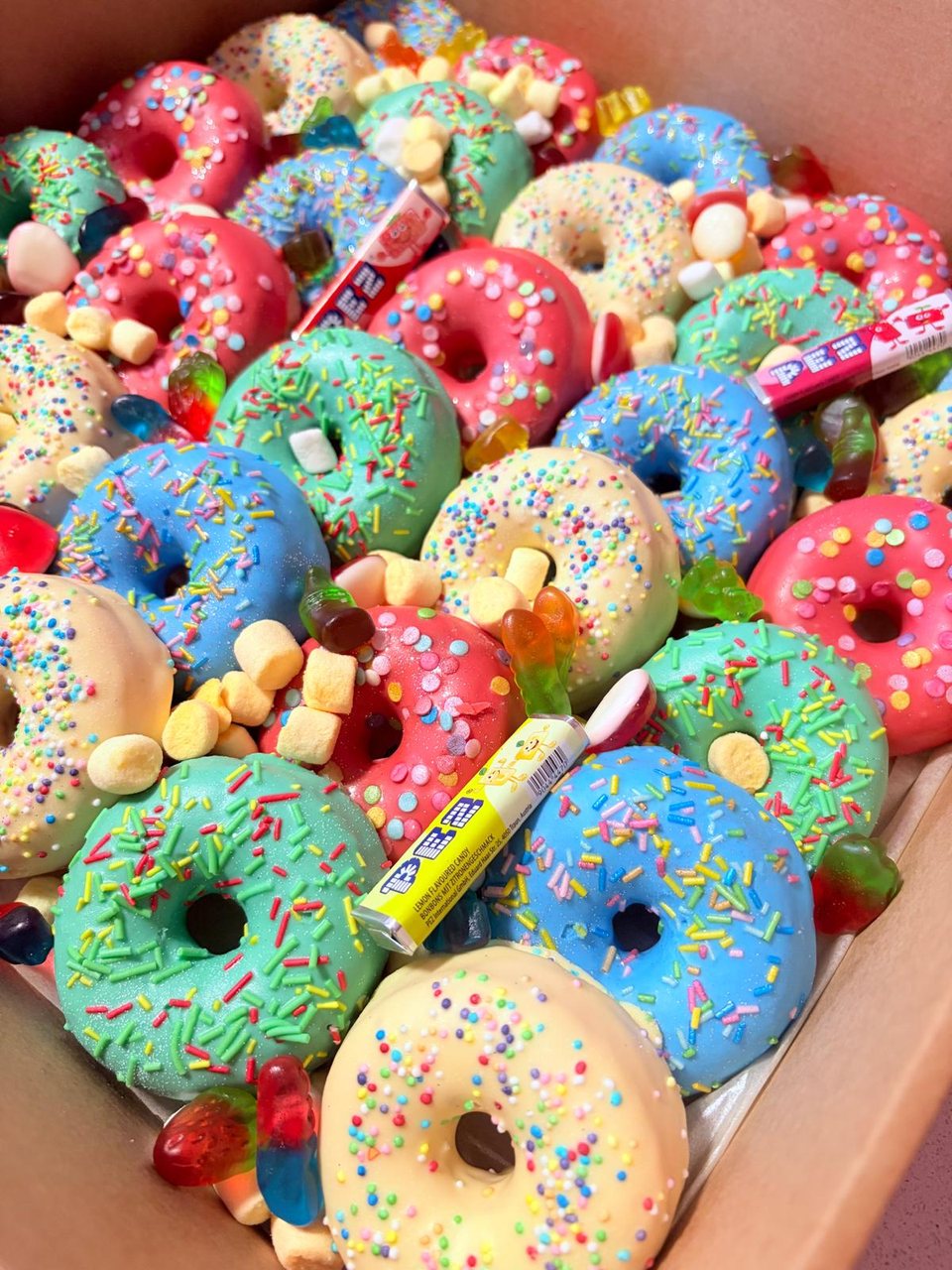 Caja de 30 mini donuts de colores surtidos